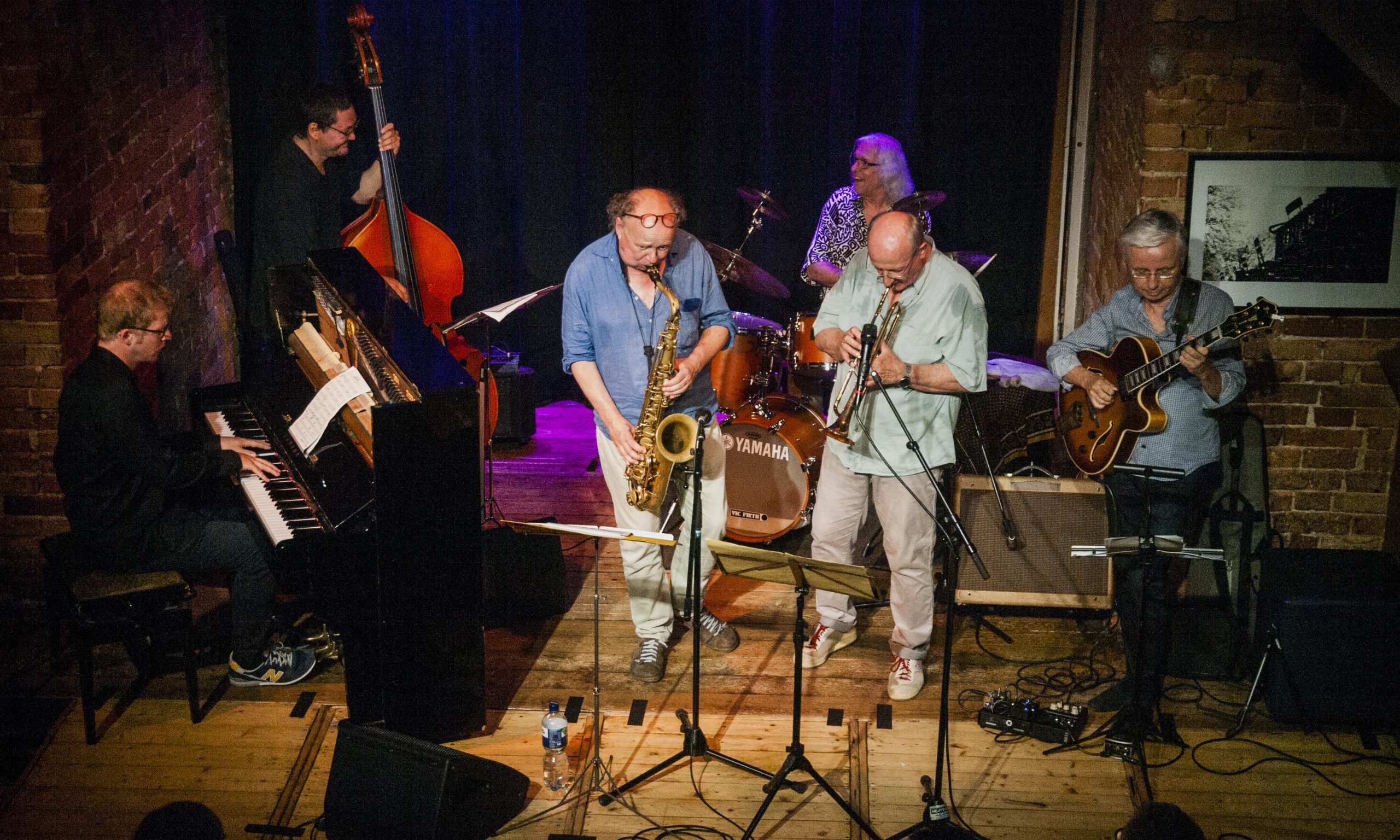 Dozenten des Winterjazz-Workshops beim Musizieren auf der Bühne.